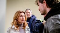 Sturm der Liebe – Für Alexandra (Daniela Kiefer, l. mit Dieter Bach, M.) ist es eine Genugtuung, als Tom (Milan Marcus, r.) vor ihren Augen abgeführt wird.