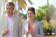 Death in Paradise – Francois (Valéry Schatz) und Lucy (Charlotte Hope) gut gelaunt beim Sektempfang.