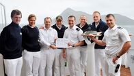 Verrückt nach Meer – Gruppenbild der Crew auf der Nock mit Kadetten Markus und Ellen, Umweltoffizier André Klein, Kapitän Morten Hansen, Staff Captain Boyan Malev und Zweitem Offizier Christian Baumann anlässlich der Umrundung von Kap Hoorn. Weiteres Bildmaterial finden Sie unter www.br-foto.de.