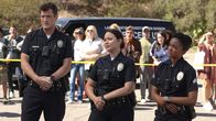 The Rookie – Immer mehr selbsternannte Glücksritter tauchen in der Stadt auf und stiften Chaos. Nolan (Nathan Fillion, l.), Chen (Melissa O'Neil, M.) und Harper (Mekia Cox, r.) können nicht bloß tatenlos zusehen.
