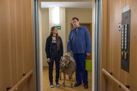 Anderst schön – Jill (Emilie Neumeister) und Roger (Charly Hübner) mit dem Schaf des Nachbarn.