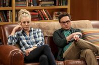 The Big Bang Theory – Sheldon hofft, mit Pennys (Kaley Cuoco, l.) Hilfe eine wichtige Entscheidung fällen zu können, doch dann macht ihm ausgerechnet Leonard (Johnny Galecki, r.) einen Strich durch die Rechnung ...