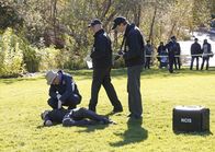 Navy CIS – Während Special Agent Timothy McGee (Sean Murray, r.) zögert, Gibbs (Mark Harmon, M.) um einen freien Tag zu bitten, versucht Dr. Donald Mallard (David McCallum, l.) alles, um dem Ministerium für Verteidigung unter die Arme zu greifen ...