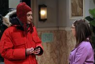 The Big Bang Theory – Leonard stellt fest, dass er der Einzige ohne Freundin ist, während Sheldon (Jim Parsons, l.) Amy (Mayim Bialik, r.) loswerden möchte, weil er ihre Mutter kennenlernen soll ...