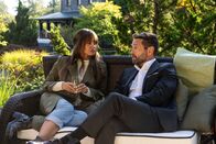 Wild Cards – Max Mitchell (Vanessa Morgan, l.); George Graham (Jason Priestley, r.)