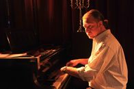 SOKO Stuttgart – Der Jazzpianist Ronny Fischbach (Matthias Komm) scheint die Trauer um seinen Kollegen und Freund am Klavier zu verarbeiten.