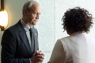 Total Control – Der Minister für indigene Angelegenheiten, Kevin Cartwright (David Roberts), versichert Alex (Deborah Mailman), im Fall der verstorbenen inhaftierten Jugendlichen zu ermitteln.