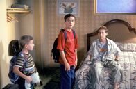 Malcolm mittendrin – Dewey (Erik Per Sullivan, li.), Malcolm (Frankie Muniz, mi.) und Reese (Justin Berfield) begutachten ihr Hotelzimmer.