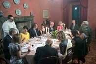 Cuisine Royale – Auf Burg Scipione wird ein großes Diner für Freunde aus der Region gegeben.