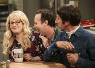 The Big Bang Theory – Während Bernadette (Melissa Rauch, l.) und Howard (Simon Helberg, r.) mit einer unerwarteten Nachricht zurechtkommen müssen, scheint auch Stuart (Kevin Sussman, M.) endlich eine Frau in seinem Leben zu haben ...