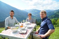 Hoagascht – Moderator Richard Deutinger (links) mit Baeuerin Erna Zechner (mitte) und Haubenkoch Martin Schretter beim Ritschert Verkosten