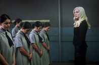 Level 16 – Miss Brixil (Sara Canning, r.) unterrichtet und überwacht die Schülerinnen mit strenger Härte.