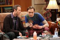 The Big Bang Theory – Stuart (Kevin Sussman, l.) versucht, in die Gemeinschaft der Freunde aufgenommen zu werden, aber Sheldon (Jim Parsons, r.) ist zunächst dagegen. Als Leonard ihm empfiehlt, in Stuart einen Howard-Ersatz zu sehen, ist Sheldon, nachdem er sich vergewissert hat, dass Stuart Howard in dessen Gewohnheiten ähnlich ist, einverstanden ...