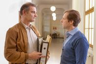 Wilsberg – Manni (Heinrich Schafmeister, li.) übereicht Ekki (Oliver Korittke) den Zweitschlüssel von Wilsbergs Antiquariat.