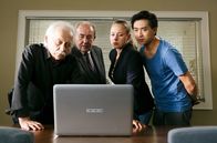 Rentnercops – v.l.n.r.) Edwin Bremer (Tilo Prückner), Plocher (Michael Prelle), Vicky Adam (Katja Danowski) und Hui Ko (Aaron Le) schauen sich das Verhör am Laptop an.