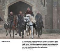 Robin Hood – Robin (Russell Crowe) versucht mit Little John (Kevin Durand, l.), Will Scarlett (2.v.l.) und Allan A'Dayle (Alan Doyle) den außer Kontrolle geratenen Godfrey zu stoppen und weitere Massaker zu verhindern.