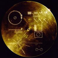 Hubble - Mission Universum – Für den Fall, dass die Raumsonde auf ihrem Weg im All auf galaktische Nachbarn trifft, wurde auf eine kupferne Schallplatte der "Soundtrack" unserer Erde eingraviert. Menschliches Herzklopfen oder Gelächter sind nur zwei von vielen Komponenten dieser ungewöhnlichen Symphonie.