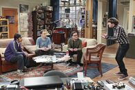 The Big Bang Theory – Howard (Simon Helberg, r.) braucht dringend Rat von seinen Freunden Leonard (Johnny Galecki, 2.v.r.), Raj (Kunal Nayyar, l.) und Sheldon (Jim Parson, 2.v.l.), da er Vater wird ...