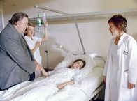 Bloch – Annegret (Eva Kryll) hat ihren Ex-Mann Bloch(Dieter Pfaff) zu Hilfe gerufen: Sie kann keine organische Ursache für Magdalenas (Laura-Charlotte Syniawa))Zusammenbruch finden und macht sich, ebenso wie Krankenschwester (Katharina Dalichau) Sorgen um das Mädchen. Hier muss der Fachmann für die Seele helfen.