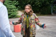 Schloss Einstein – Die neue Schülerin Frida (Elma Heß) versteht Herrn Hauser nicht.