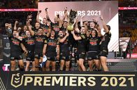Rugby: NRL Telstra Premiership – Sieger der NRL 2021 - Penrith Panthers; NRL GRAND FINAL, The Panthers players celebrate winning the NRL Grand Final between the Penrith Panthers and South Sydney Rabbitohs at Suncorp Stadium in Brisbane, Sunday, October 3, 2021.