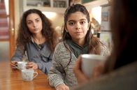 Polizeiruf 110 – Berna (Rona Özkan, im Hintergrund) macht Sarah (Mareike Sedl, mit dem Rücken zur Kamera) einen Tee.