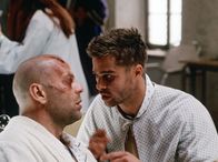 12 Monkeys – In der Psychiatrie trifft James Cole (Bruce Willis, li.) den verrückten Patienten Jeffrey Goines (Brad Pitt).