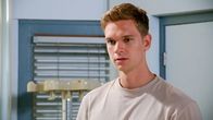 Rote Rosen – Marvin (Maurice Pawlewski) ist verblüfft, als er Franka (Birthe Wolter) im Krankenhaus wiedertrifft.