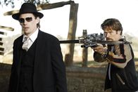 Tagesbreaker – Edward Dalton (Ethan Hawke, l.); Lionel "Elvis" Cormac (Willam Dafoe, r.)