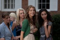 Footloose – Moores Tochter Ariel (Julianne Hough, 2.v.r.) und ihre Freundin Rusty (Ziah Colon, r.) unterstützen Ren in seinem Kampf gegen das Tanzverbot ...