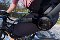 Einstein – Moderator Tobias Müller testet ein Exoskelett auf dem Fahrrad.