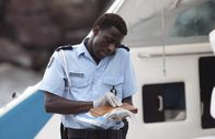 Death in Paradise – Fidel (Gary Carr) erhält Anweisungen von DI Richard Poole.