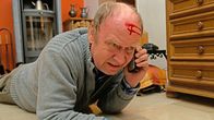 Aktenzeichen XY... gelöst! – Mit letzter Kraft wählt das Überfall-Opfer den Notruf, er wird überleben. Doch seine Frau findet den Tod. Zwei Jahre später hilft ein Anruf von einem überraschenden Ort der Polizei, den Fall zu lösen.