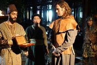 Terra X: Marco Polo - Entdecker oder Lügner? – Marco Polo (Ben Braun, r.) erhält ein goldenes Visum, um im Auftrag des Khans durch China zu reisen.