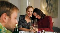 Die Freundin meiner Mutter – Victoria (Katja Flint, 2. von links) und Rosalie (Antje Traue, 3. von links) machen Jan (Max Riemelt) einen ungheuerlichen Vorschlag.