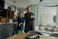 Der Alte – In der Wohnung des Opfers sammeln Caspar Bergmann (Thomas Heinze) und Annabell Lorenz (Stephanie Stumph) wichtige Erkenntnisse.