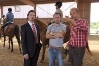 Die Stein – ARD DIE STEIN II. Staffel (13 neue Folgen), Folge 14 "Glück im Unglück"15 Uhr im Ersten. Die Heinrich-Heine-Schule bietet im neuen Schuljahr Reiten als Unterrichtsfach an - auf Stefan Hagens Reiterhof. Schuldirektor Alexander Fumetti (David C. Bunners, l.) kommt in die Reithalle zu Pferdepfleger Micha (Robert Schupp, M.) und Stefan Hagen (Jochen Horst, r.).