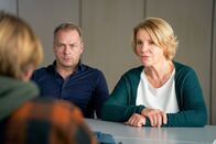 Marie Brand – Marie Brand (Mariele Millowitsch, r.) und Jürgen Simmel (Hinnerk Schönemann, M.) befragen Jan Frehse (Ludger Bökelmann, l.) zu seiner dealenden Tätigkeit.