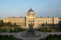 Magie der Museen – Eine wechselvolle Geschichte verbirgt sich hinter der Fassade des 1891 eröffneten Kunsthistorischen Museum Wiens. Aber auch einzigartige Schätze europäischer Kunstgeschichte wie die weltberühmten Meisterwerke von Rubens, Bruegel, Caravaggio und Dürer.