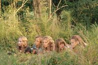Die wilden Hühner ...und das Leben – Die Wilden Hühner kundschaften das Hauptquartier der Pygmäen aus (v.l.n.r.): Sprotte (Michelle von Treuberg), Wilma (Jette Hering), Melanie (Paula Riemann), Trude (Zsa Zsa Inci Bürkle) und Frieda (Lucie Hollmann).