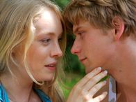 In aller Freundschaft – Die blinde Nadine (Katharina Heyer) und Sebastian (Steve Wrzesniowski) haben sich verabredet. Dabei kommen sich die beiden näher.