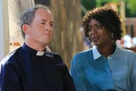 Death in Paradise – Matthew Dawson (Dominic Coleman) hatte eine Auseinandersetzung mit dem Opfer. Wenn Victor Pearce zum Bürgermeister gewählt worden wäre, hätte er die Zuschüsse für das Waisenhaus gestrichen. Matthew und Judith Dawson (T’Nia Miller) hätten dann eine neue Unterkunft für die Waisenkinder finden müssen, was ihnen große Sorgen bereitete.