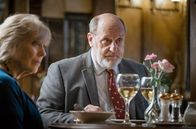 Life – Robert (David Troughton) und Angela (Kika Markham) werden langsam misstrauisch gegenüber Henrys Ausreden, was Gails Verschwinden betrifft.