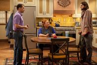 Two and a Half Men – L-R: Alan (Jon Cryer), Berta (Conchata Ferrell) und Walden Schmidt (Ashton Kutcher)