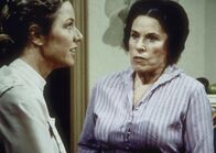 Unsere kleine Farm – Caroline Ingalls (Karen Grassle, l.) sagt der Klatschtante Harriet (Katherine MacGregor, r.), die mal wieder ein privates Telefongespräch mitgehört hat, die Meinung.