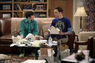 The Big Bang Theory – Die Grillenwette: Sheldon (Jim Parsons, r.) und Howard (Simon Helberg, l.) ...