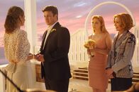 Castle – Geben sich im Beisein von Alexis (Molly C. Quinn, 2.v.r.) und Martha (Susan Sullivan, r.) das Ja-Wort: Castle (Nathan Fillion, 2.v.l.) und Beckett (Stana Katic, l.) ...
