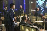 Salvation – Eine alte Bekannte macht Harris (Ian Anthony Dale, 2.v.l.) ein Angebot, während Grace Darius eine erschütternde Nachricht überbringen muss ...