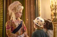 Victoria – Königin Victoria (Jenna Coleman, l.) mit Prinz Bertie (Laurie Shepherd) und Prinzessin Vicky (Louisa Bay, r.)