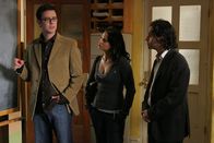 Numb3rs - Die Logik des Verbrechens – Charlies (David Krumholtz, r.) Mathematik Rivale Professor Marshall Penfield (Colin Hanks, l.) erklärt Amita (Navi Rawat, M.) und ihm, seine Theorie über die Gleichungen ...